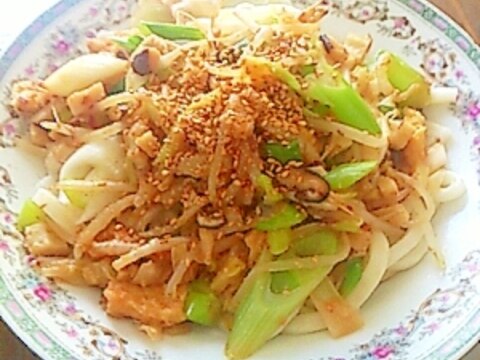 野菜でお腹イッパイに☆きつね味噌あんかけうどん